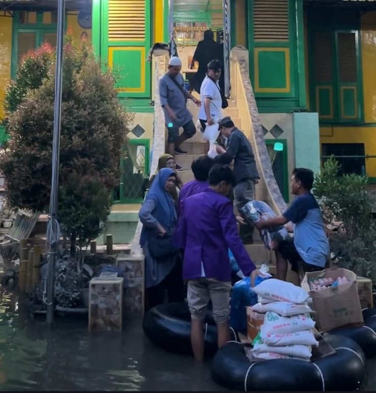 Belasan kampus membantu korban banjir Sumatra di bawah koordinasi Kemendiktisaintek. DOK Kemendiktisaintek
